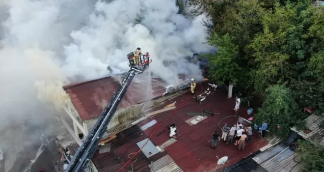 Üsküdar’da çatı katında yangın: Anne ve 2 çocuğu mahsur kaldı
