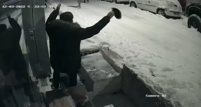 Üsküdar’da kar maskeli hırsızlık şakası: Arkadaşının üzerine bıçakla koştu
