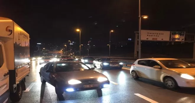 Üsküdar’da Otomobil hafif ticari araca arkadan çarptı: 3 yaralı

