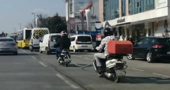 Üsküdar’da tehlikeli yolculuk: Akan trafikte motosikleti halatla çekti
