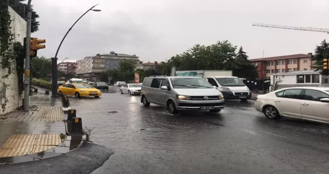 Üsküdar’da yağış etkili oldu, yollar göle döndü
