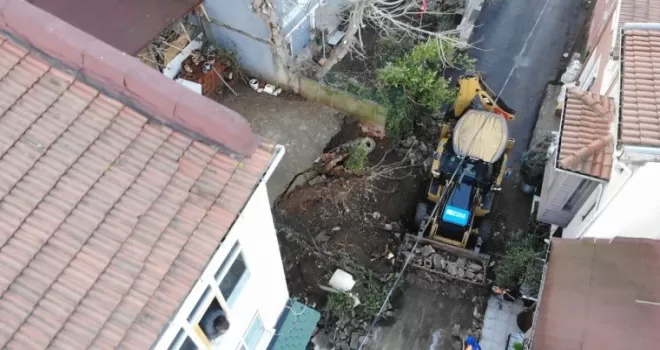 Üsküdar’da yağmura dayanamayan istinat duvarı çöktü
