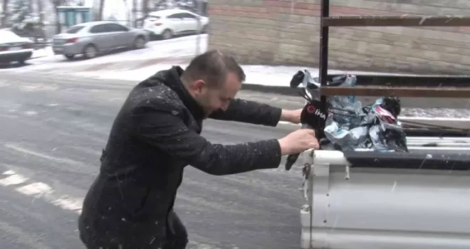 Üsküdar’da yolda kalan sürücülerin yardımına gazeteciler yetişti
