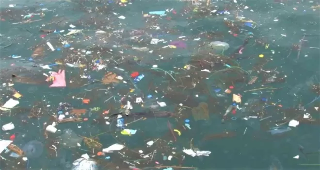Üsküdar Sahili’nde kıyıya çöpler vurdu
