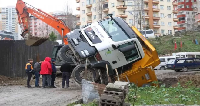 Yol çöktü kamyon dere yatağına düştü!