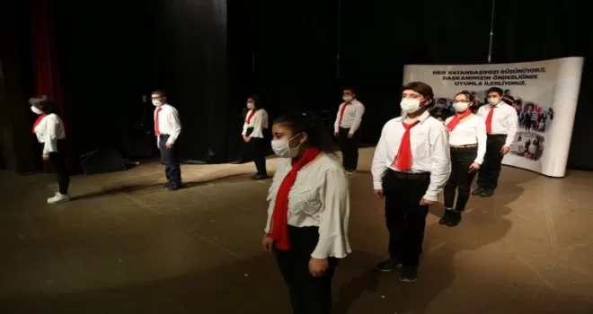 UYUM’lu öğrenciler duygulandırdı
