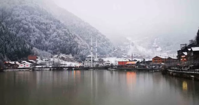 Uzungöl’e mevsimin ilk karı yağdı, göl çevresi beyaz örtüyle kaplandı
