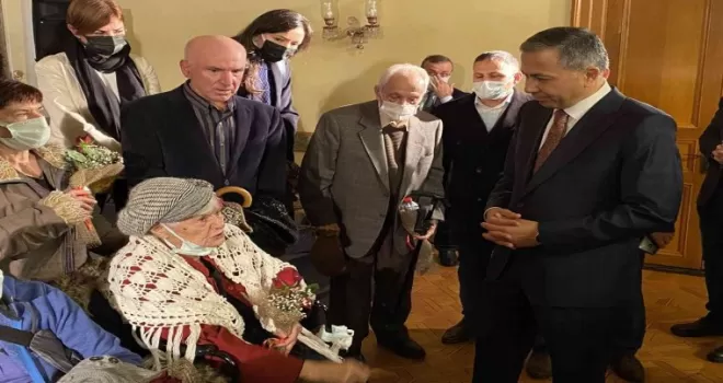 Vali Ali Yerlikaya: "Kıymetli öğretmenlerimiz sizleri seviyoruz"

