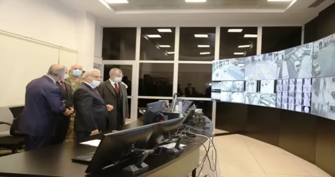 Vali Doruk, Sarp Sınır Kapısında incelemelerde bulundu
