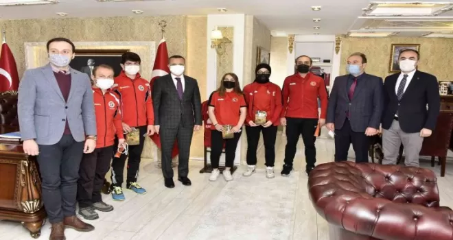 Vali Taşbilek başarılı sporcuları ödüllendirdi
