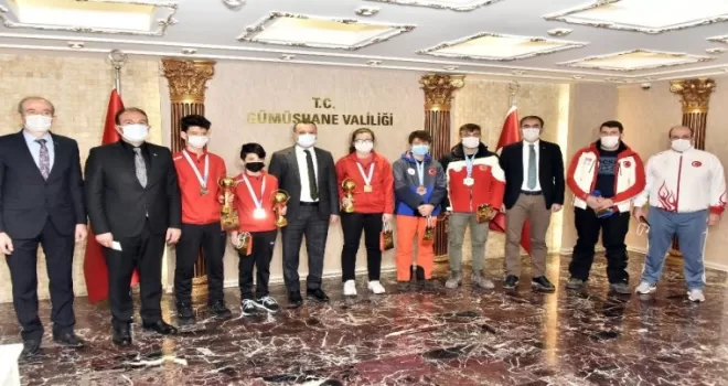 Vali Taşbilek şampiyon sporcuları ödüllendirdi
