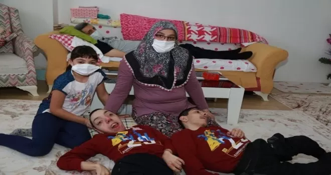 Vali Yılmaz Doruk ve eşi Meral Doruk’tan engelli ailesine ziyaret

