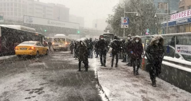 Vatandaşlar buz pistine dönen yollarda ilerlemekte zorlandı
