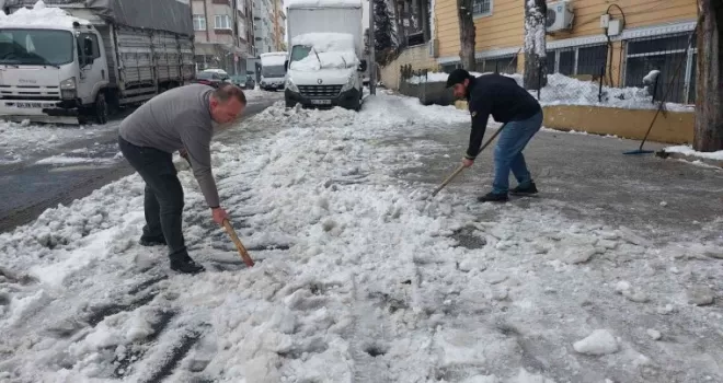 Vatandaşlardan kapı önlerinde ’kar’ temizliği
