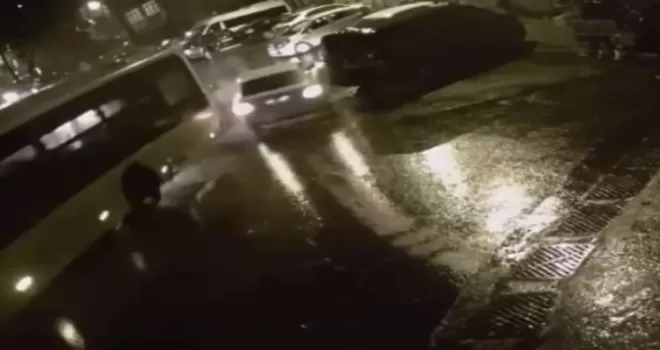 Virajı alamayan İETT otobüsü otomobile çarptı: O anlar kamerada
