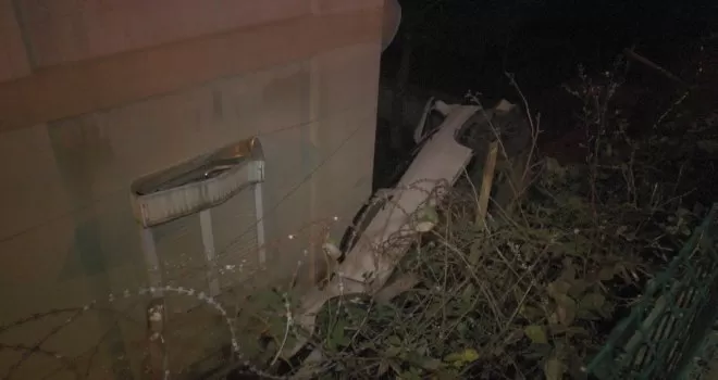 Virajı alamayan otomobil binanın bahçesine uçtu: 3 yaralı
