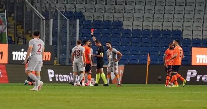 Visca kariyerinde ilk kez kırmızı kart gördü
