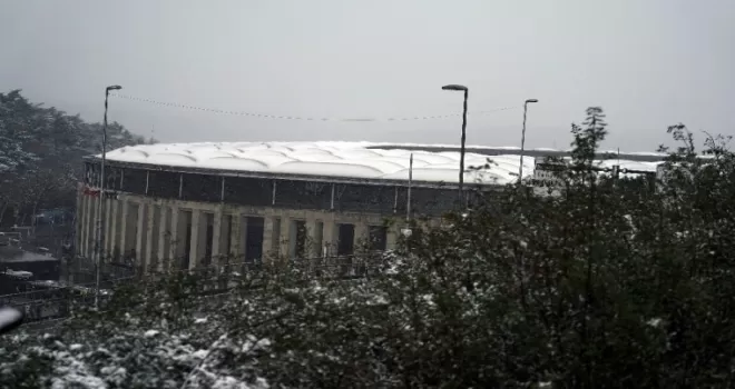 Vodafone Park’ta kar yağışı devam ediyor
