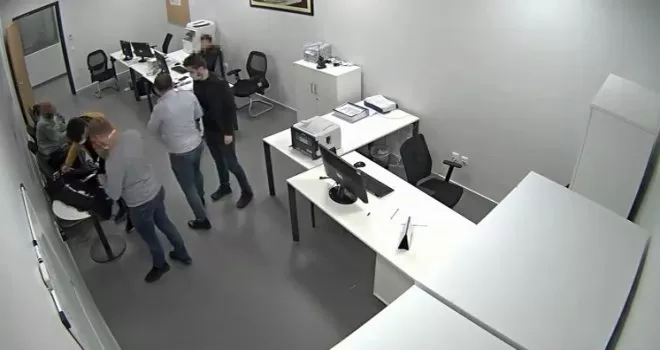 Vücuduna sardığı 100 telefonla İstanbul Havalimanı’nda yakalandı
