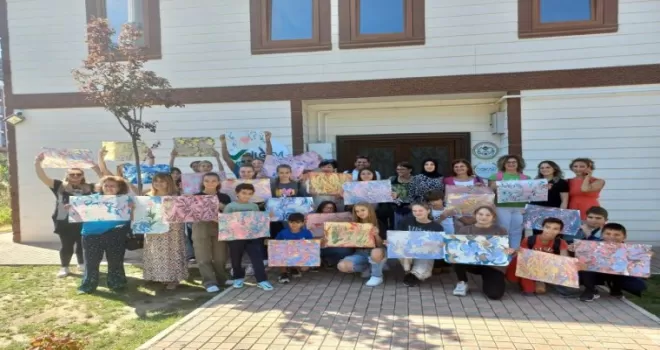 Yabancı öğrenciler bilgi evinde ebru sanatı ile tanıştı
