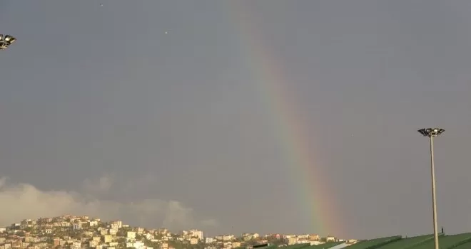 Yağmur sonrası oluşan gökkuşağı kendine hayran bıraktı

