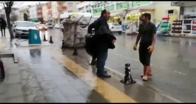 Yağmurda ıslanan kağıt toplayıcısına montunu veren vatandaş konuştu
