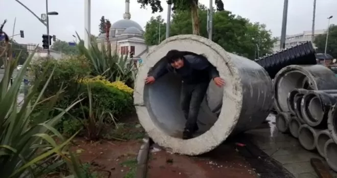 Yağmurdan kaçmak için su künküne saklandı
