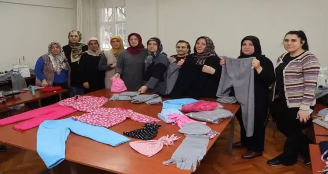 Yalova Belediyesi kursiyerleri depremzedeler için üretime geçti
