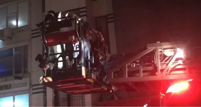 Yangından kurtarılanlar sarılarak birbirlerini teselli etti
