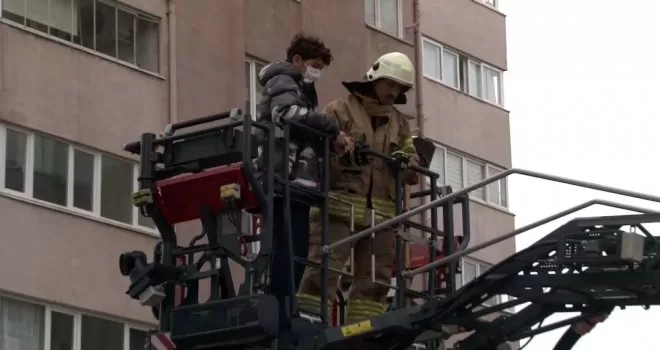 Yangının çıktığı apartmanda mahsur kalan vatandaşları itfaiye kurtardı
