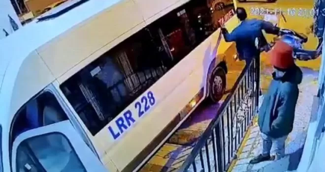 Yanlış parka sinirlendi, motosikleti tekmeleyerek devirdi
