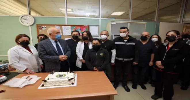 Yaşar, sağlık personeliyle birlikte pasta kesti
