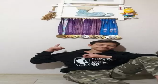 Yaşından çok madalyası var
