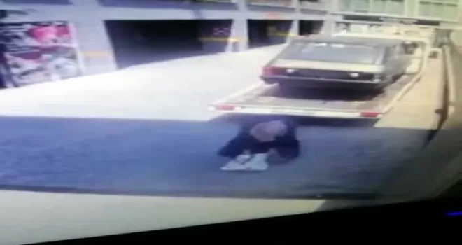 Yaşlı kadının çekicinin altında kaldığı anlar kamerada
