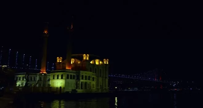 Yatsı ezanının ardından camilerde korona virüse karşı dua okundu
