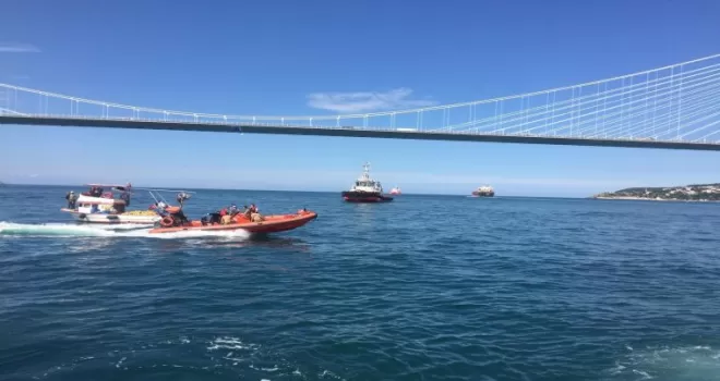 Yavuz Sultan Selim Köprüsü altında balıkçı teknesi ile gemi çarpıştı
