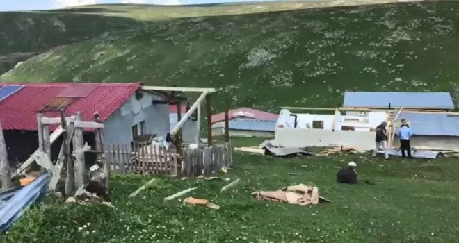 Yaylada çıkan şiddetli rüzgar çatıları uçurdu
