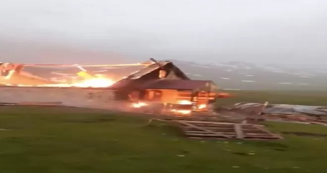 Yaylada yıldırım düşen ev yandı
