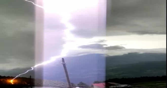 Yaylada yıldırım düşme anı kamerada
