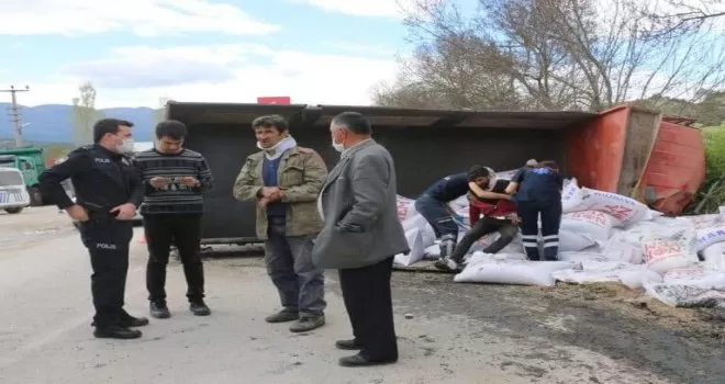 Yem kamyonu devrildi: 4 yaralı
