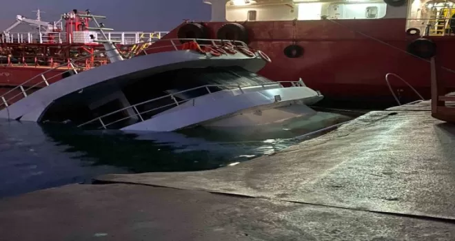 Yenikapı sahilde tur teknesi battı
