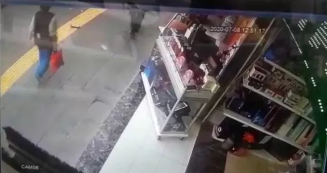 Yerde bulduğu içi para dolu cüzdanı kendi cüzdanıymış gibi çantasına attı
