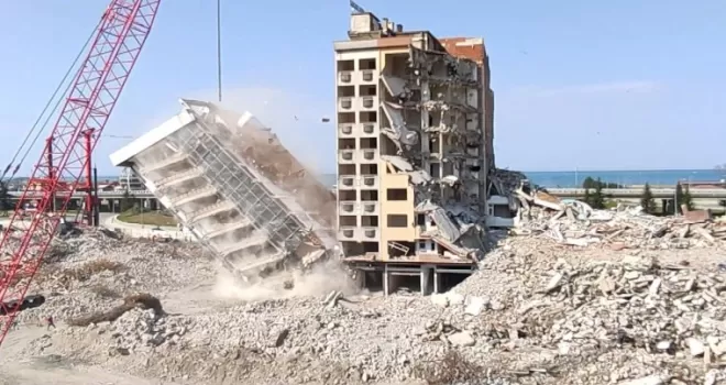 Yıkılan binanın altında kalmaktan son anda kurtuldu
