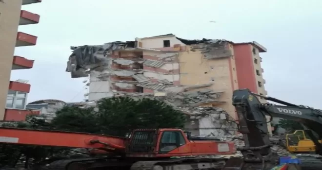 Yıkımı yarım bırakılan binada oluşan göçük, havanın aydınlanmasıyla görüldü
