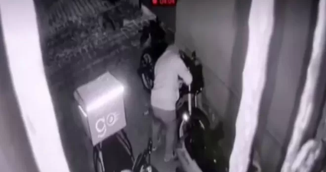 Yıllarca çalışıp aldığı motosikletini 17 dakikada çaldılar
