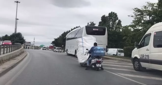 Yokuşu çıkamayan kağıt toplayıcısına motosikleti ile yardım etti
