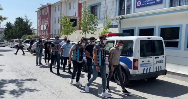 Yol kapatıp halay çeken magandalar yakalandı
