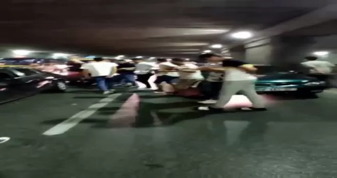 Yol kapatıp halay çektiler
