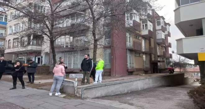 Yol ortasında eski eşine kurşun yağdırdı
