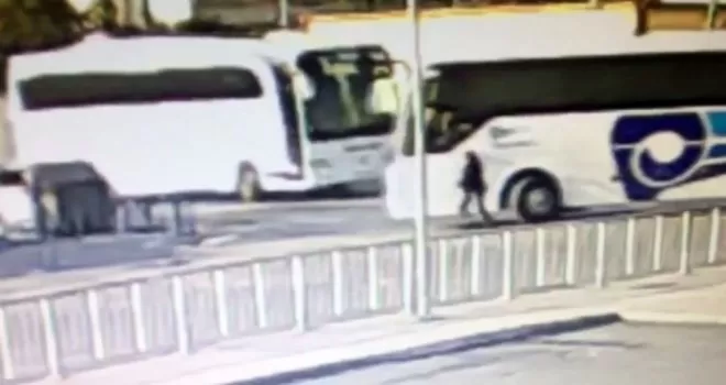 Yol verme kavgasında otobüsün altında kaldı
